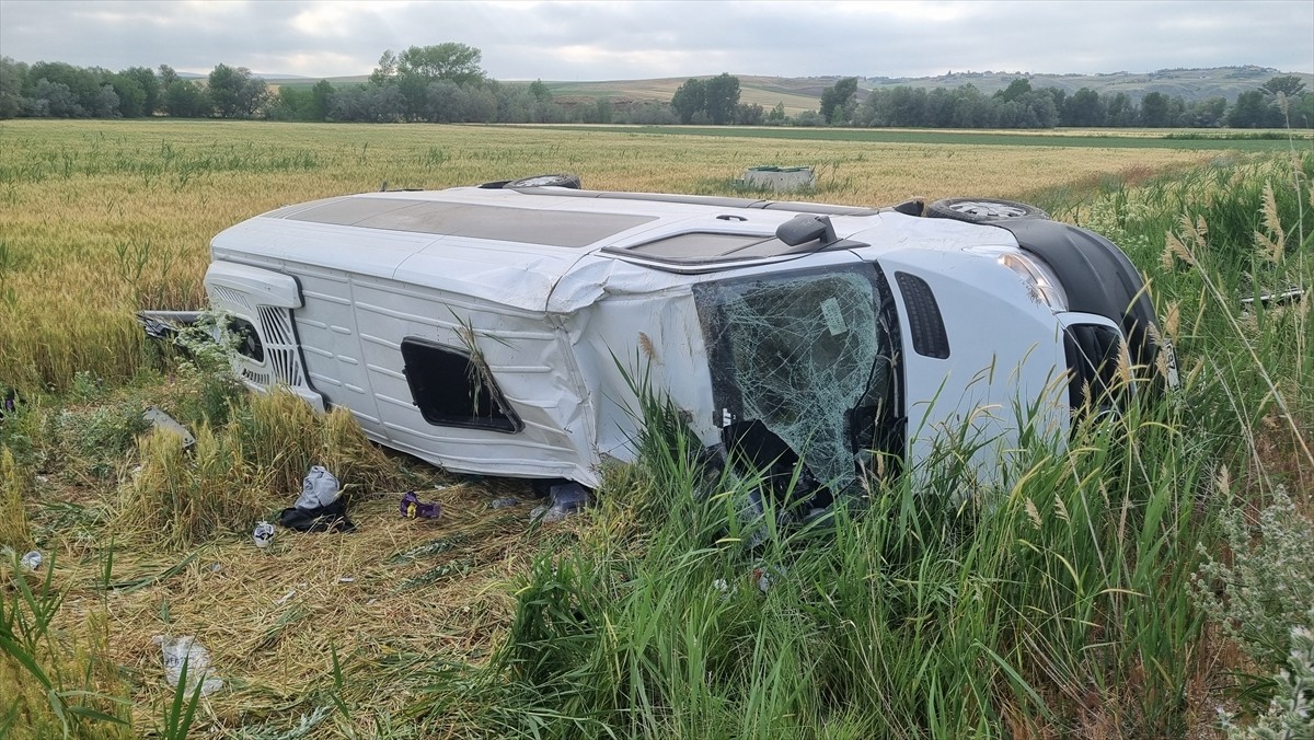 Çorum'un Alaca ilçesinde, düğünden dönenleri taşıyan minibüsün devrilmesi sonucu ilk belirlemelere...