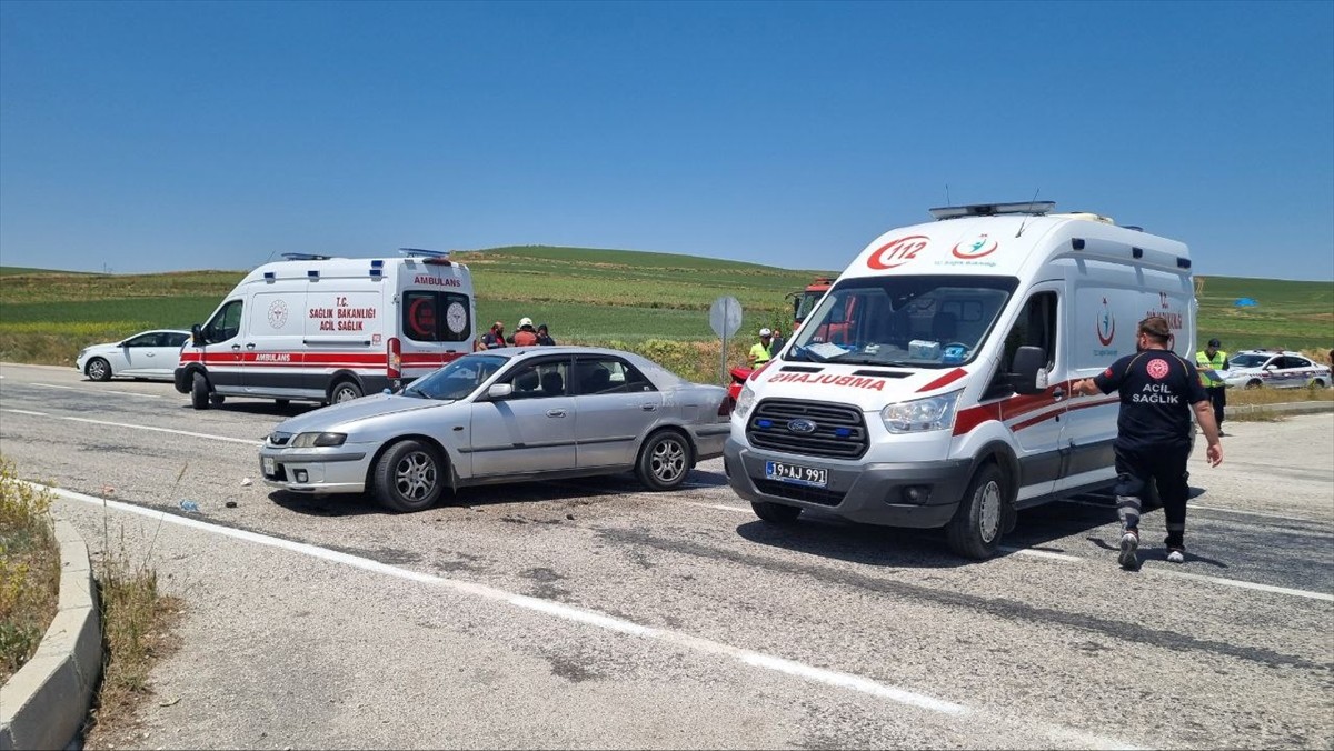 Çorum'un Alaca ilçesinde iki otomobilin çarpıştığı kazada 4 kişi yaralandı. Olay yerine sağlık...