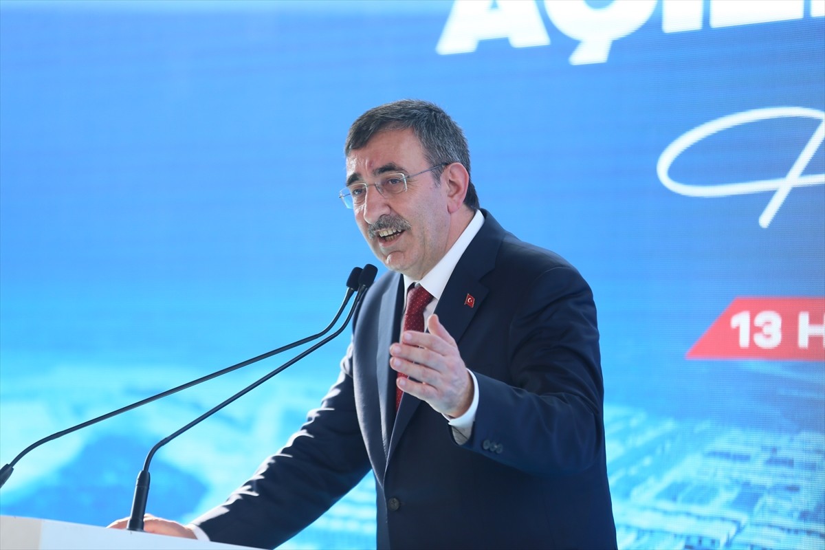 Cumhurbaşkanı Yardımcısı Cevdet Yılmaz, Büyükşehir Sanayi ve Endüstri Merkezi'nde (BÜSEM) yapımı...