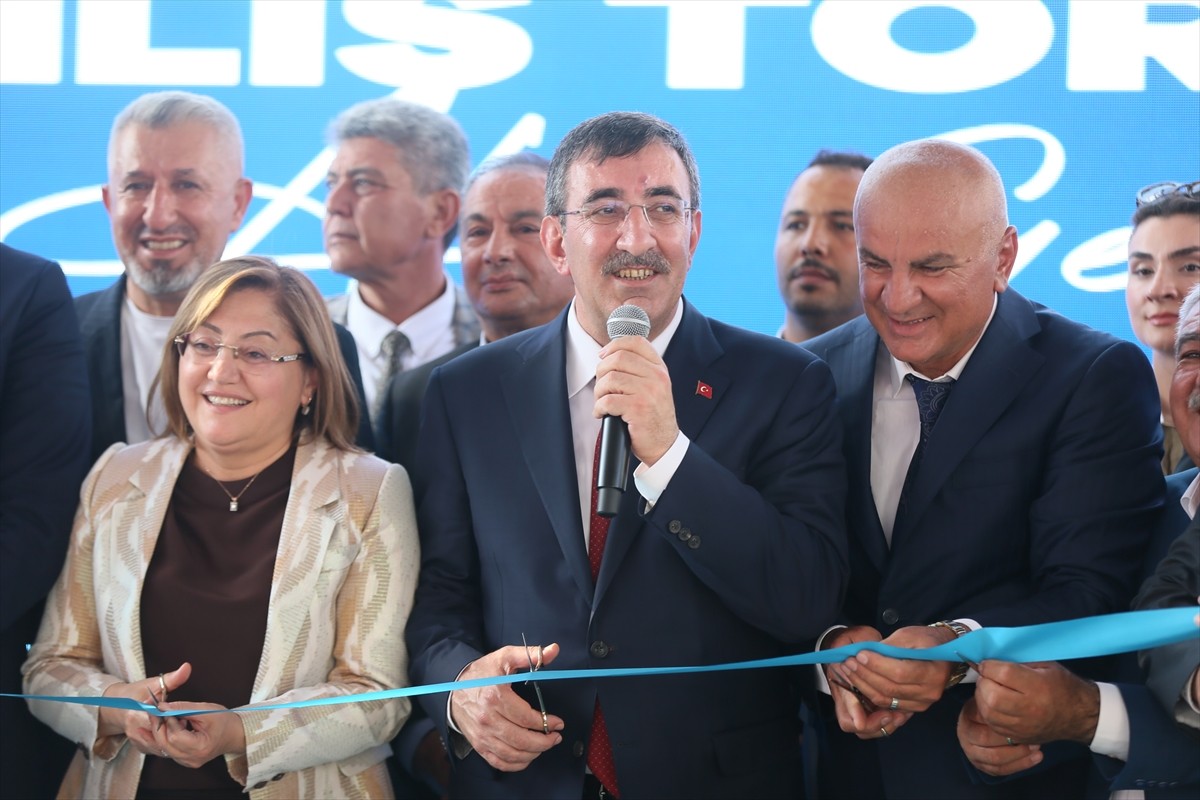 Cumhurbaşkanı Yardımcısı Cevdet Yılmaz, Büyükşehir Sanayi ve Endüstri Merkezi'nde (BÜSEM) yapımı...