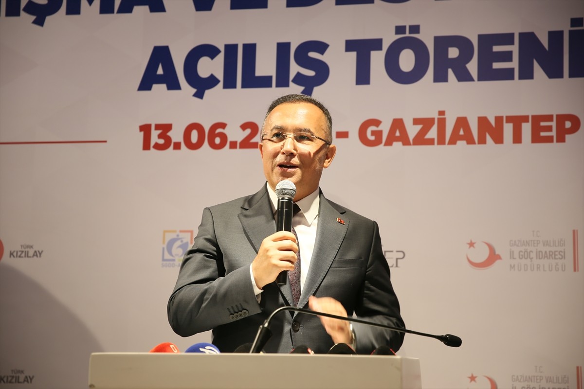 Cumhurbaşkanı Yardımcısı Cevdet Yılmaz (sağ 6), Gaziantep'te Gönüllü Geri Dönüş Destek Merkez...