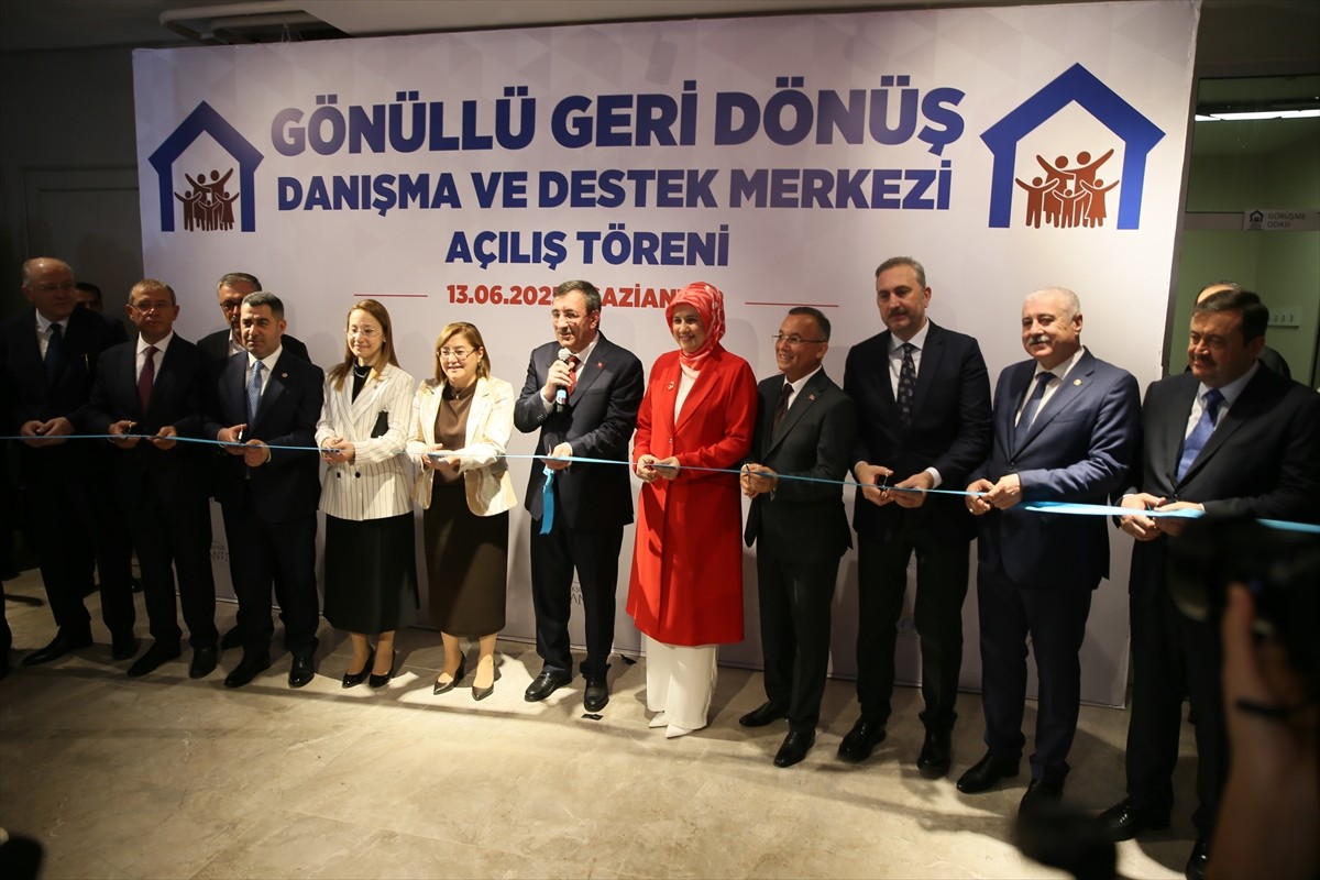 Cumhurbaşkanı Yardımcısı Cevdet Yılmaz (sağ 6), Gaziantep'te Gönüllü Geri Dönüş Destek Merkez...
