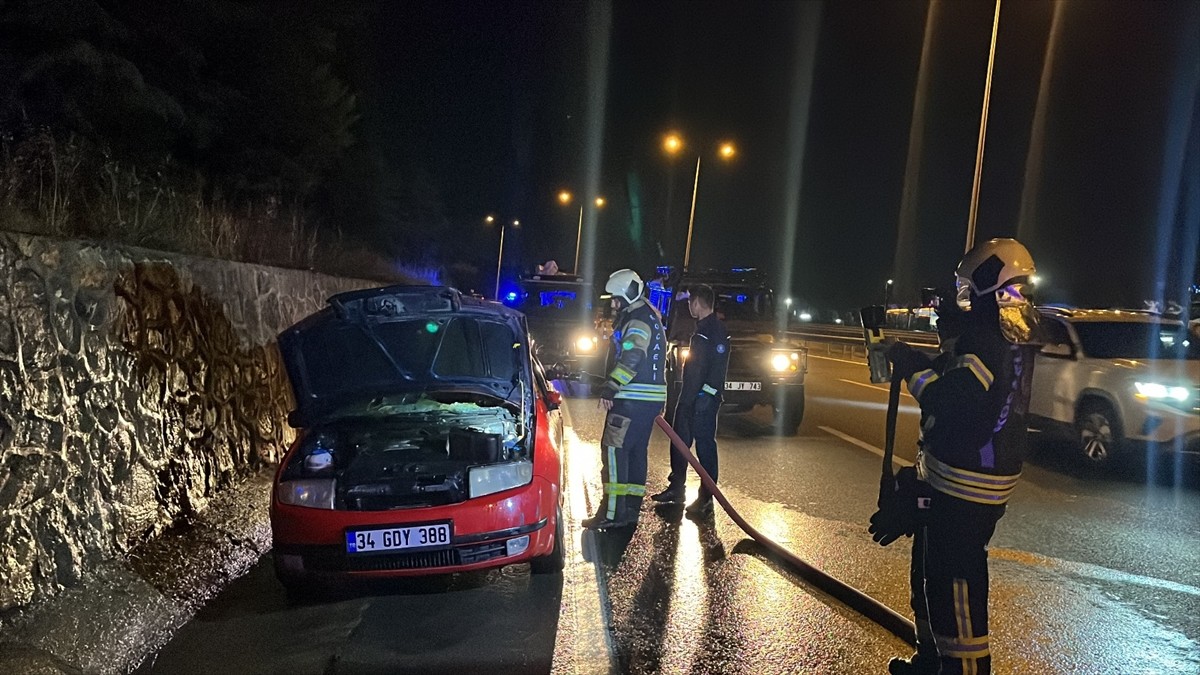 D-100 kara yolunun Kocaeli kesiminde seyir halindeyken yanan otomobil, kullanılamaz hale geldi.