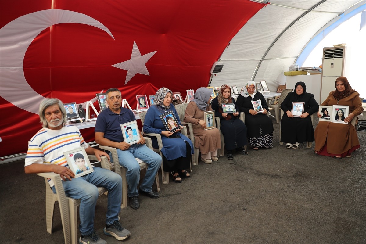 Dağa kaçırılan çocukları için eski HDP il binası önünde oturma eylemi yapan Diyarbakır anneleri...