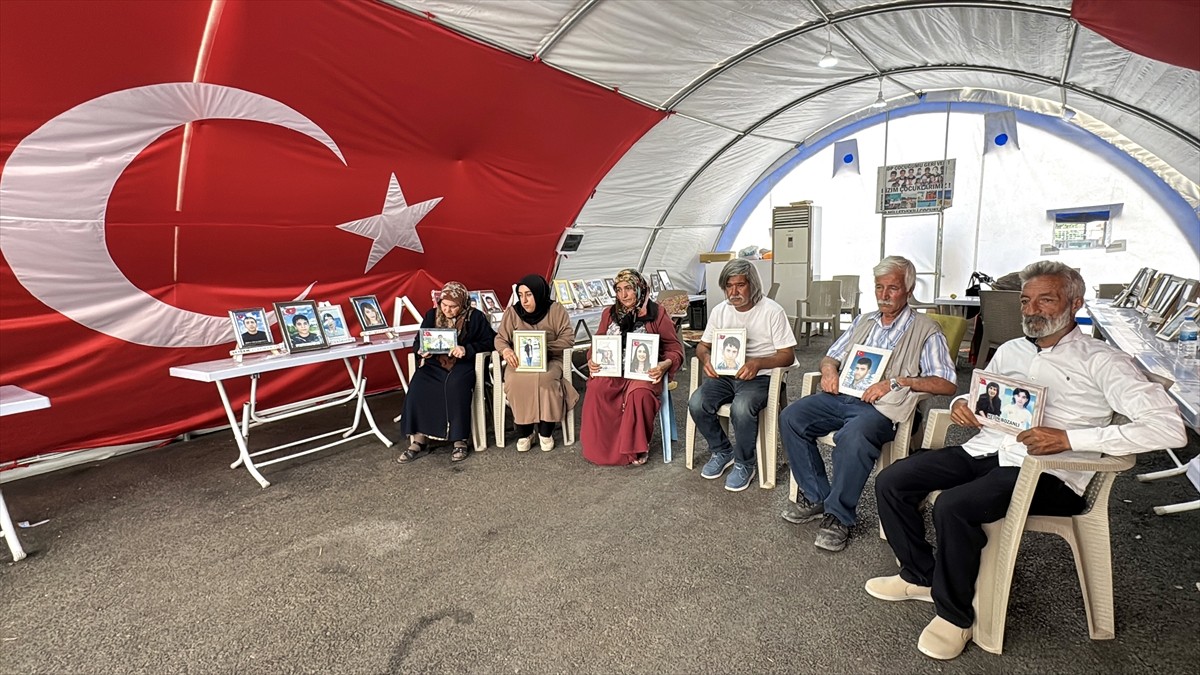 Dağa kaçırılan çocukları için eski HDP il binası önünde oturma eylemi yapan Diyarbakır anneleri...