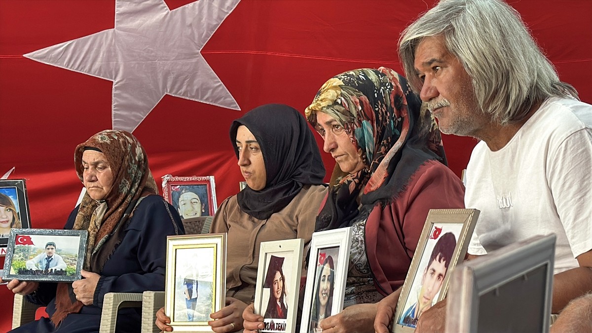 Dağa kaçırılan çocukları için eski HDP il binası önünde oturma eylemi yapan Diyarbakır anneleri...