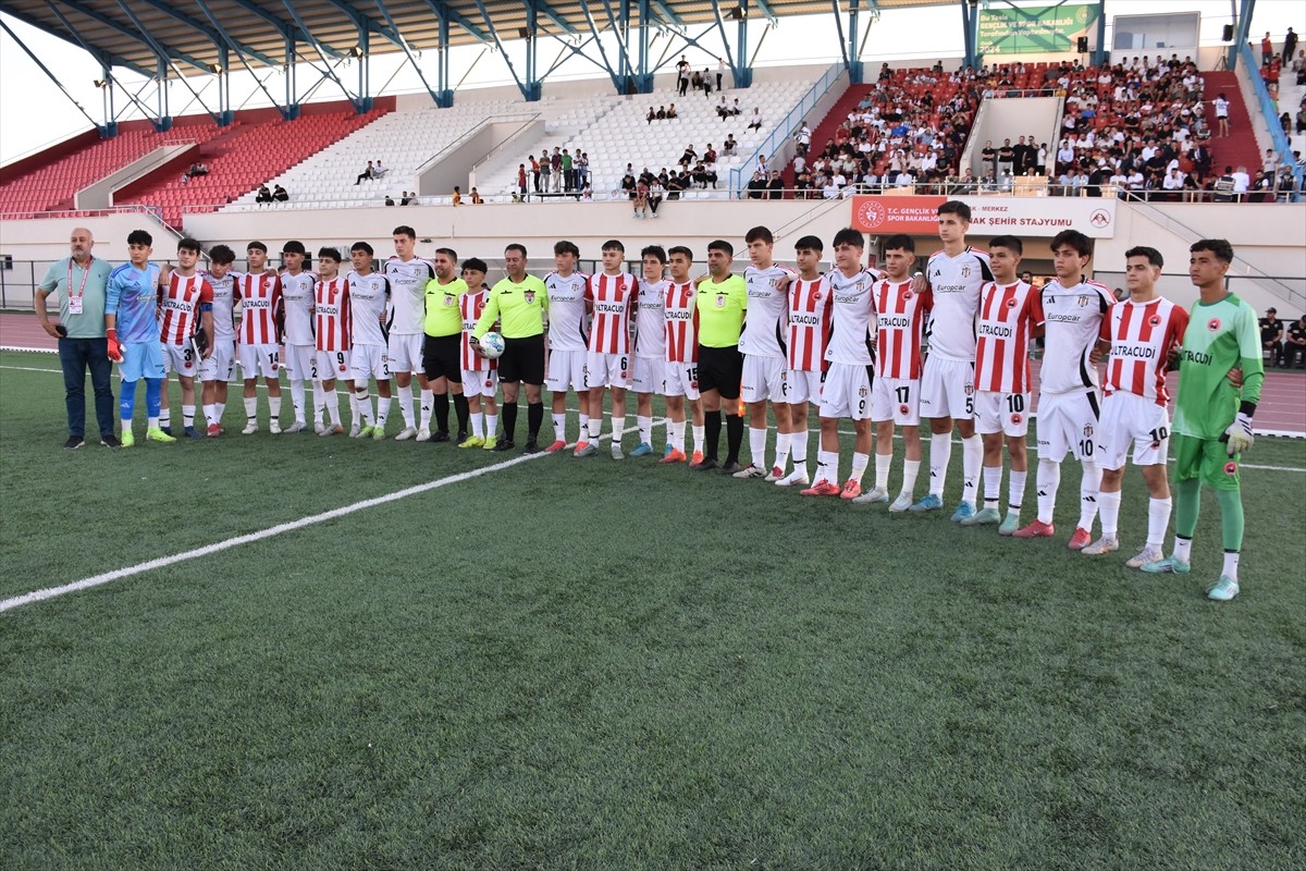 Daha sonra Şırnak Şehir Stadyumu'nda Beşiktaş ve Şırnak Petrol Spor'un U16 takımları dostluk...