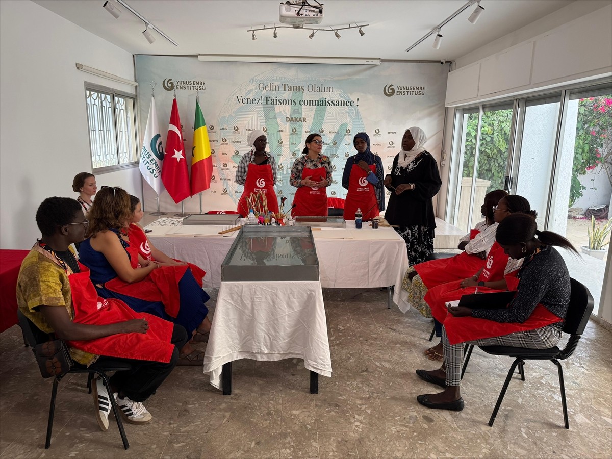 Dakar Yunus Emre Enstitüsü (YEE), 1 hafta sürecek ebru atölyesiyle hem Senegal'de ebru sanatını...