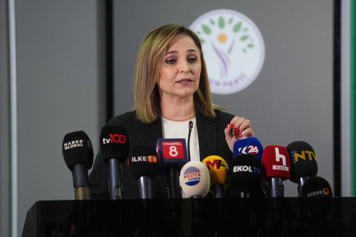 DEM Parti Sözcüsü Ayşegül Doğan, parti genel merkezinde düzenlediği basın toplantısında gündeme...