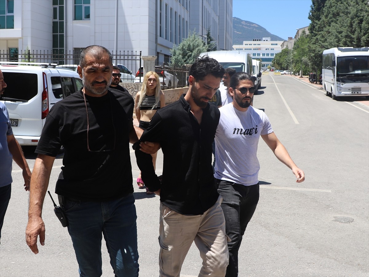 Denizli'nin Pamukkale ilçesinde çıkan bıçaklı kavgada 1 kişi hayatını kaybetti. Olayla ilgili...