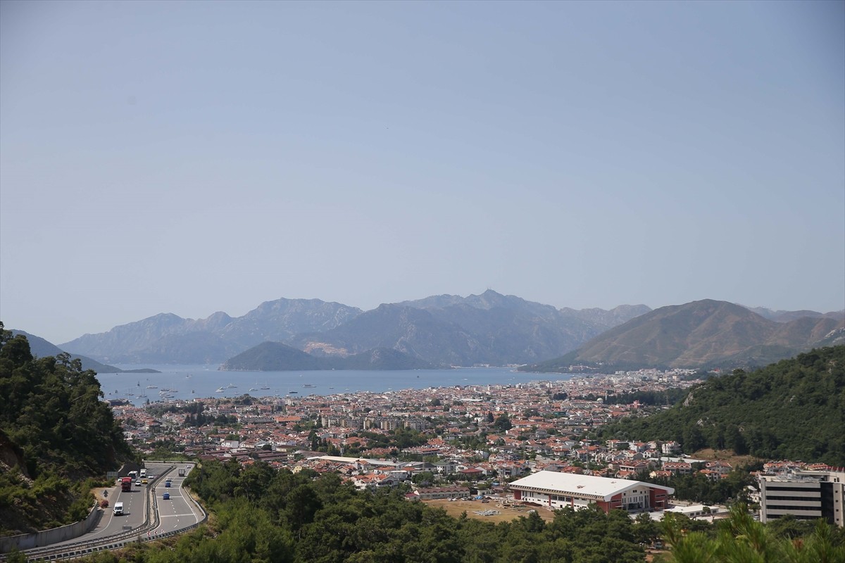 Depremin hissedildiği Marmaris ilçesinde günlük yaşam devam ediyor. İlçede tatilini geçiren yerli...
