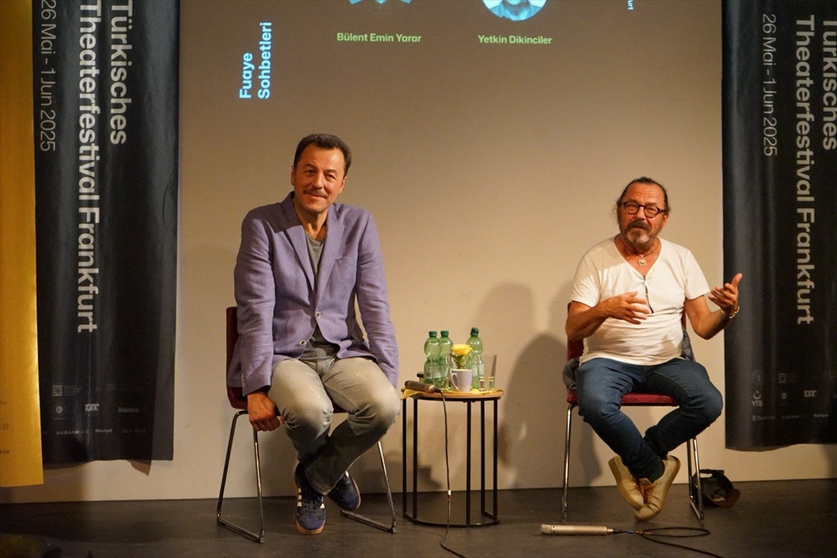 Devlet Tiyatrolarının 10 yıldır kapalı gişe oynanan "Profesyonel" oyununun önemli iki ismi Bülent...