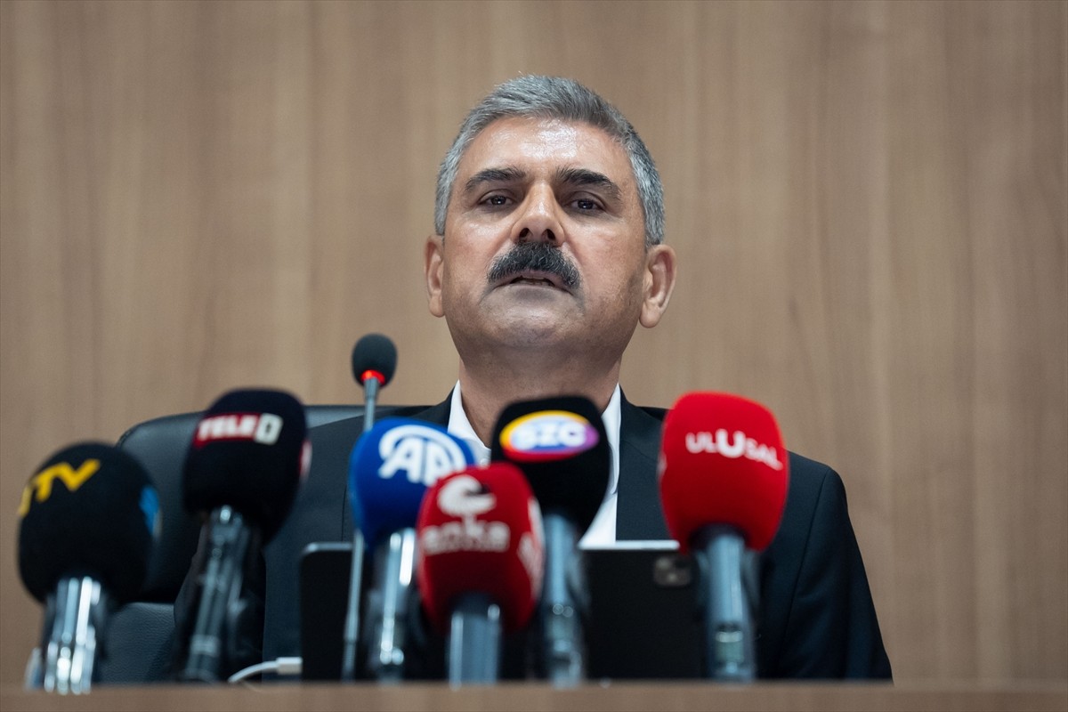 DİSK'e bağlı Genel-İş Sendikası Genel Başkanı Remzi Çalışkan (sağ 2), İzmir'de 29 Mayıs'ta...