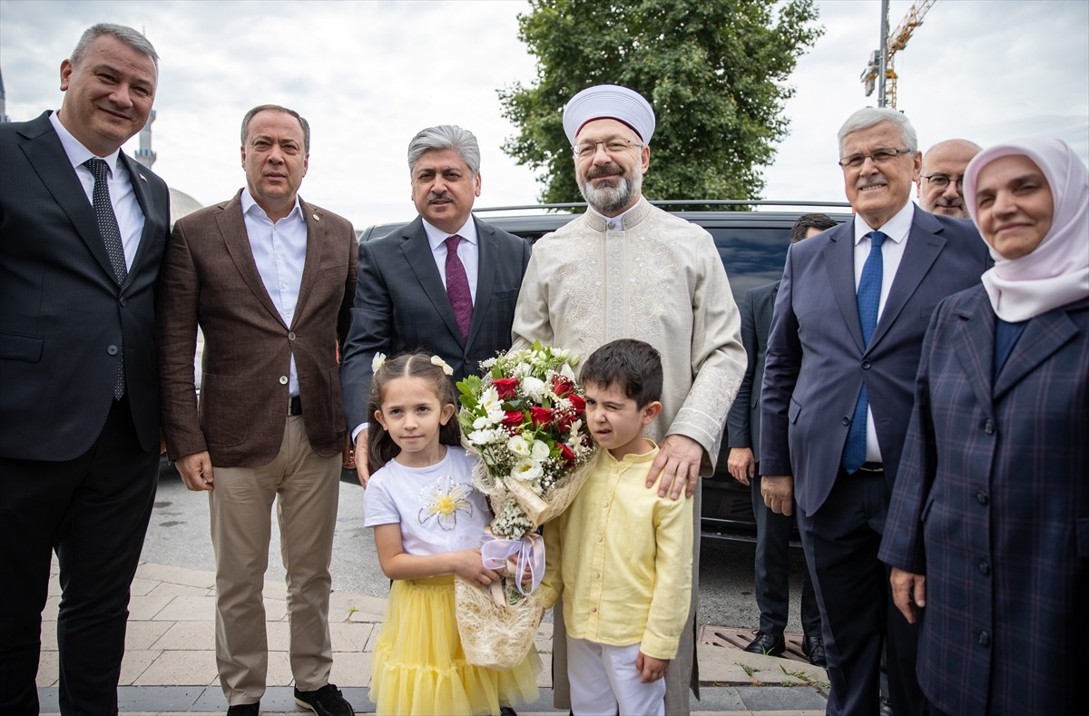 Diyanet İşleri Başkanı Ali Erbaş, Serdivan İlçe Belediyesi Konferans Salonu'nda düzenlenen "2025...