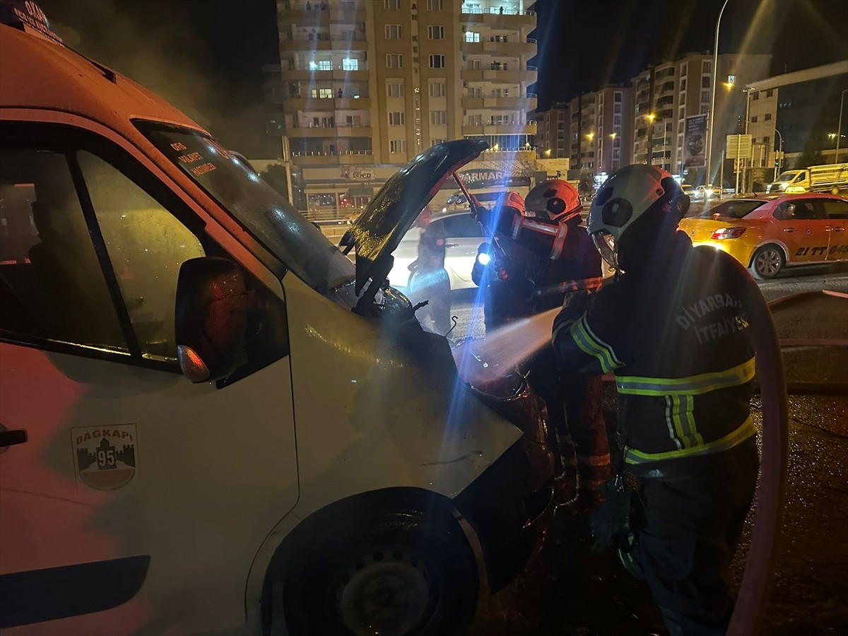 Diyarbakır'da merkez Kayapınar ilçesinde seyir halindeki yolcu minibüsünde çıkan yangın itfaiye...