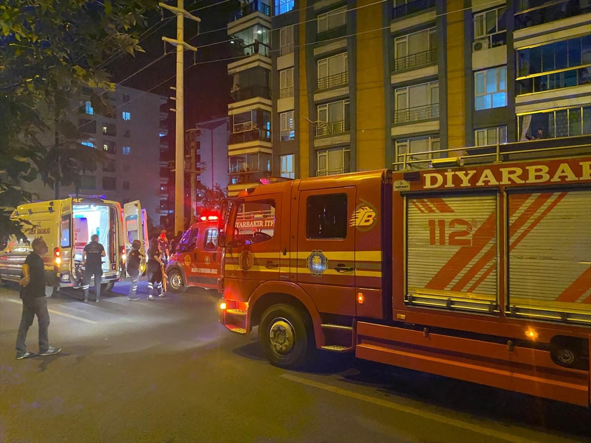 Diyarbakır'da taksinin devrilmesi sonucu sürücü ve yolcu yaralandı.