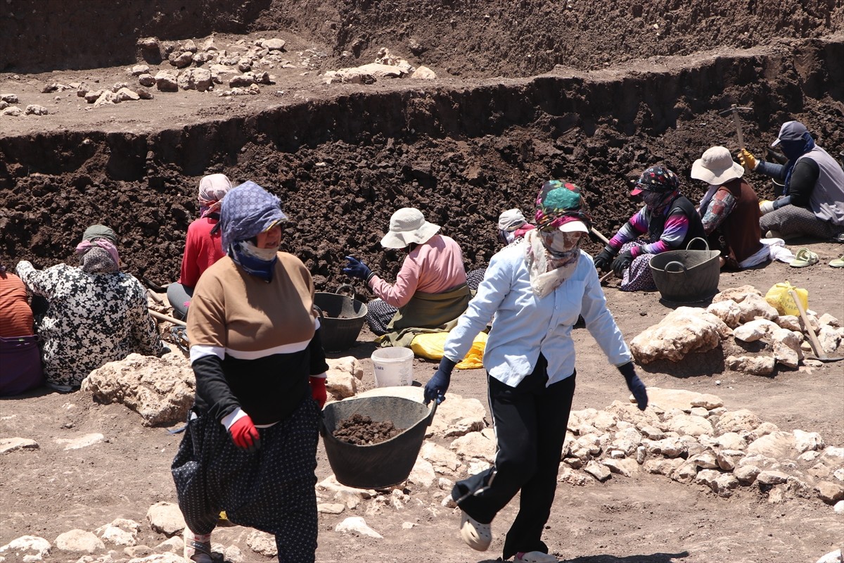 Diyarbakır'ın Ergani ilçesinde dünya uygarlık tarihine ışık tutan 12 bin yıllık Çayönü Tepesi'nde...