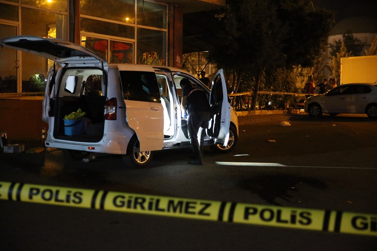 Diyarbakır'ın merkez Yenişehir ilçesinde iki grup arasında çıkan silahlı kavgada 1'i ağır 3 kişi...