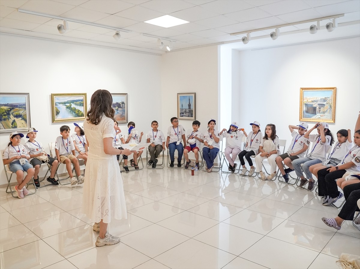 Diyarbakır Bilim ve Sanat Merkezi'nde (BİLSEM) öğretmenler Tuğçe Çapık ve Perihan Efe, çocukların...