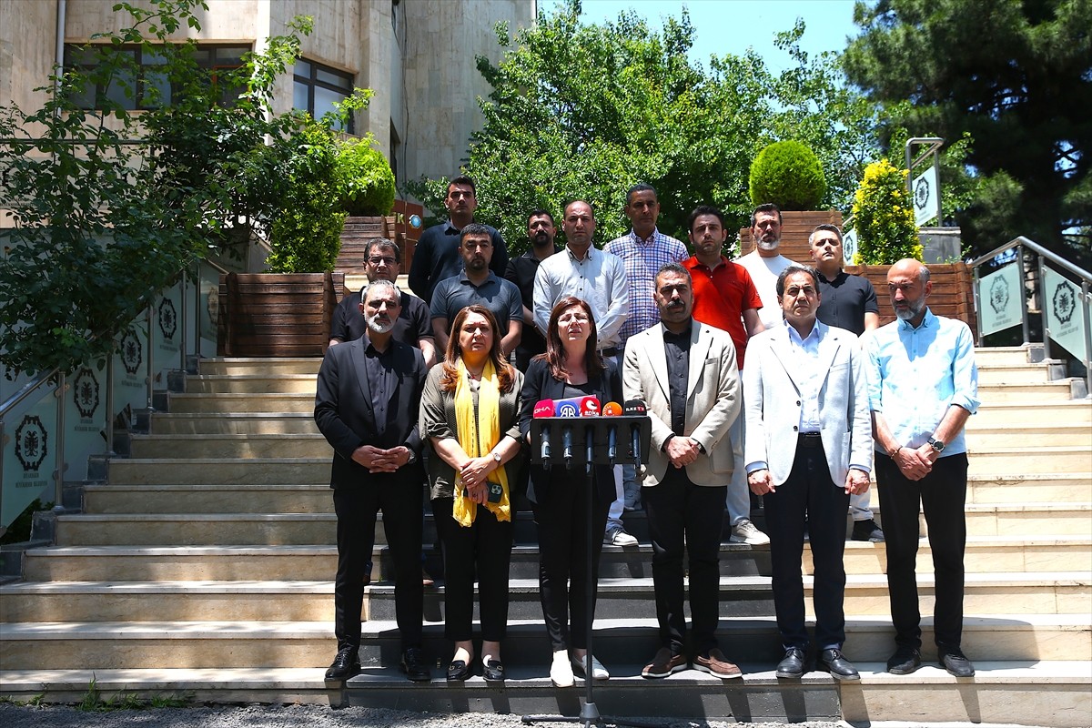 Diyarbakır Büyükşehir Belediye Başkanı Ayşe Serra Bucak Küçük, 13 katlı apartmanda aynı aileden 4...