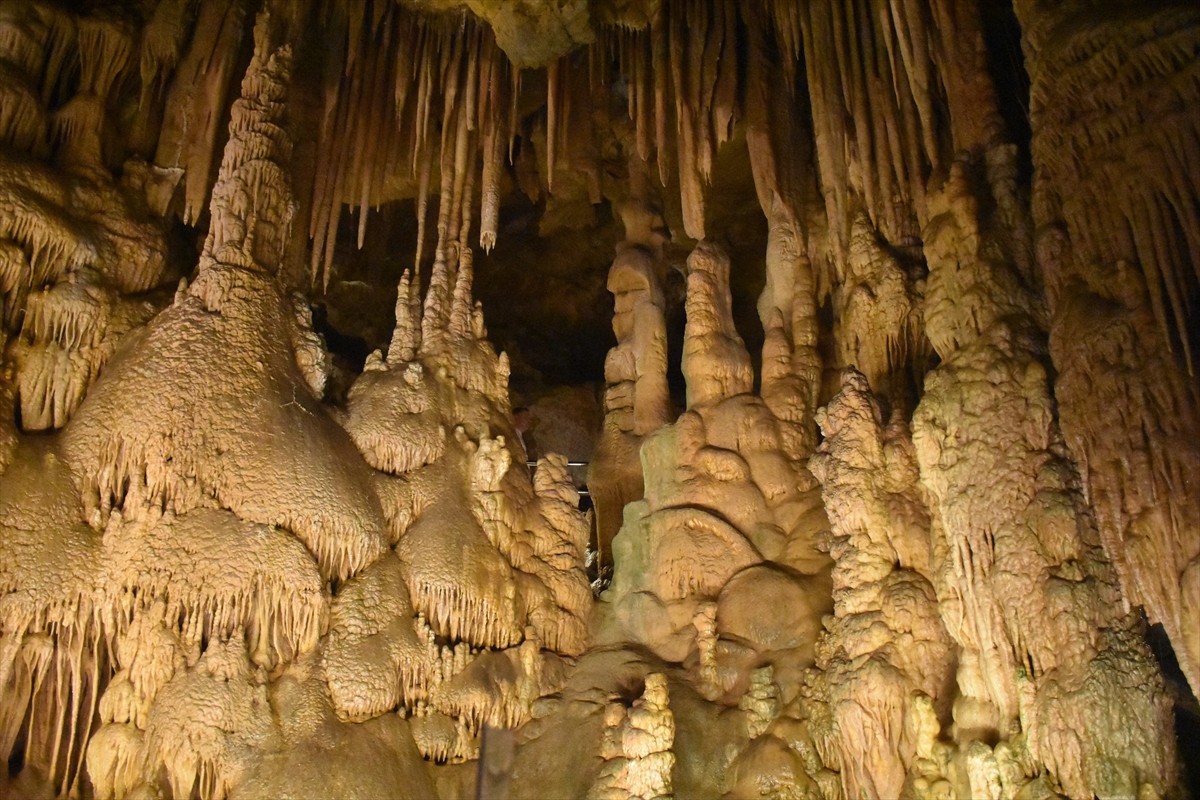 Doğu Karadeniz'in önemli turizm destinasyonları arasında yer alan Karaca Mağarası'nda, Kurban...