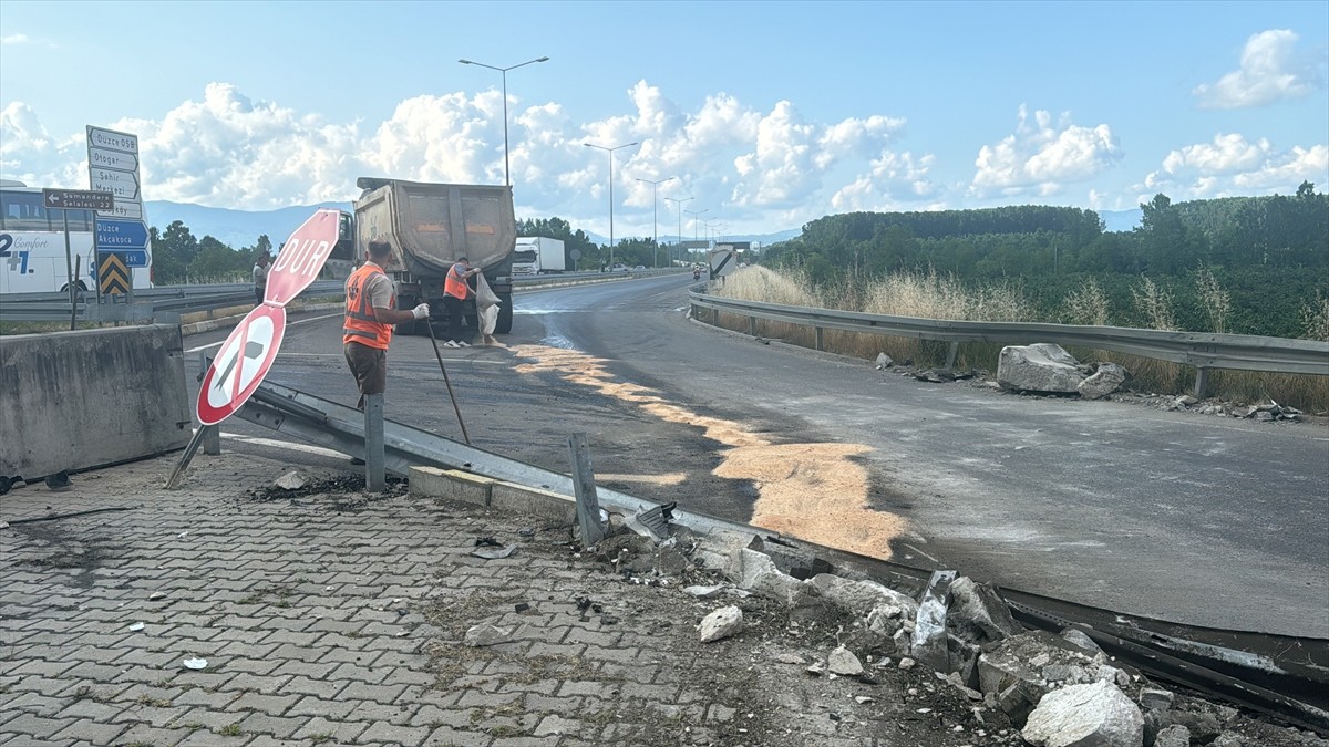Düzce'de bariyer ve beton bloklara çarpan tırın sürücüsü kazayı yara almadan atlattı. 