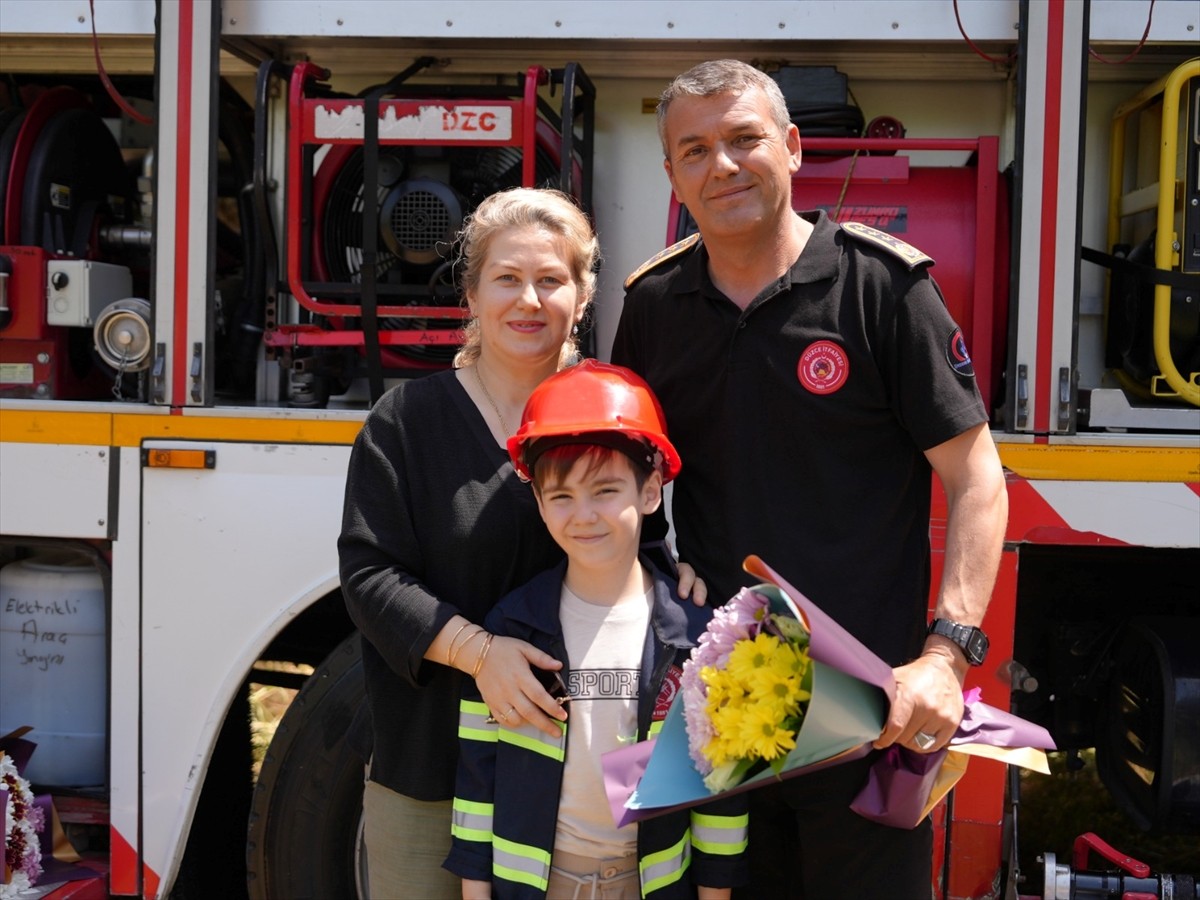 Düzce Belediyesi, pazar günü kutlanacak "Babalar Günü" öncesi itfaiye personeline sürpriz yaparak...