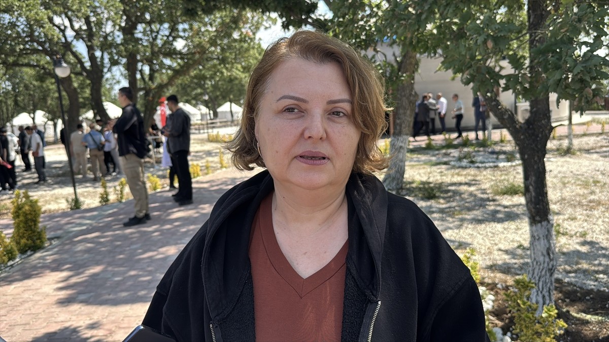 Edirne'de 18 saat ağaçta mahsur kalan kedi itfaiye ekiplerince kurtarıldı. Tenzile Eren ve kızı...