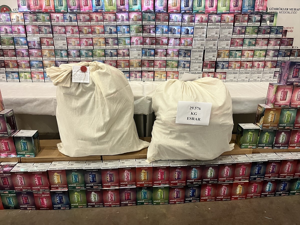 Edirne'de düzenlenen kaçakçılık operasyonlarında, 29 kilo 576 gram esrar, 20 bin elektronik sigara...