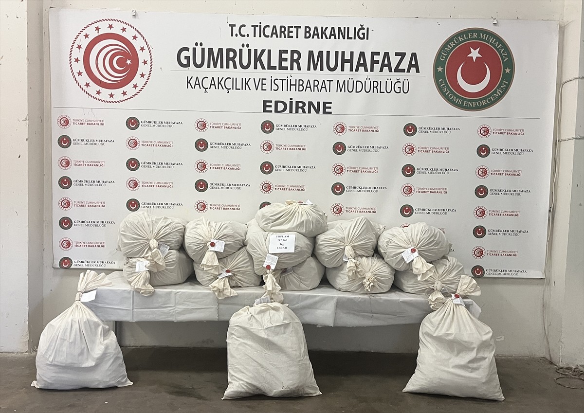 Edirne'de Kapıkule Sınır Kapısı'nda düzenlenen kaçakçılık operasyonlarında 212 kilo 365 gram...