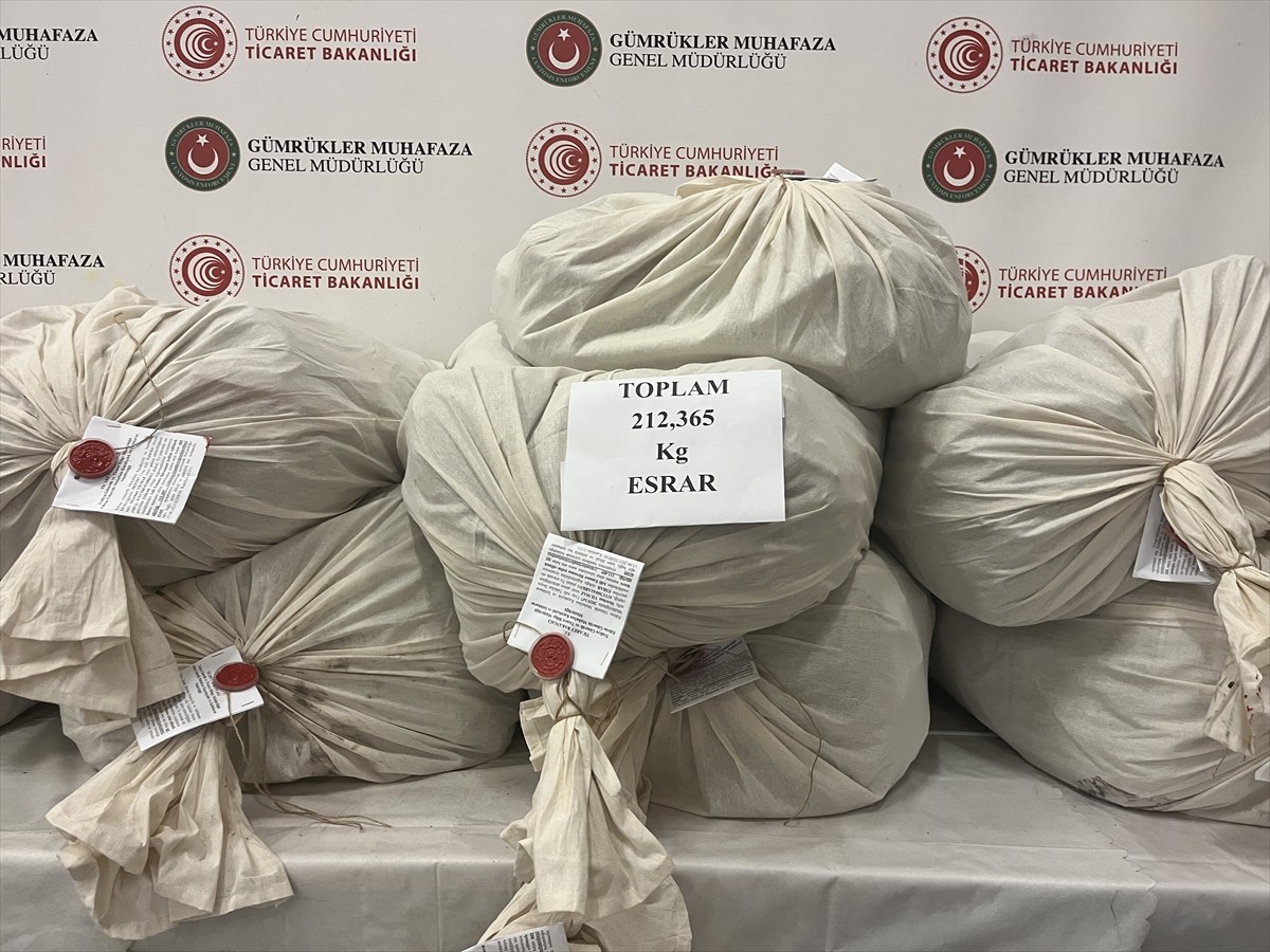 Edirne'de Kapıkule Sınır Kapısı'nda düzenlenen kaçakçılık operasyonlarında 212 kilo 365 gram...