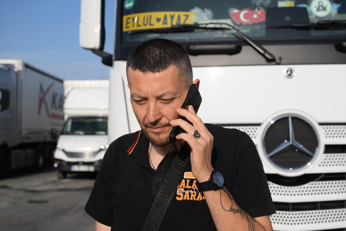 Edirne&#039;de, Kapıkule Sınır Kapısı&#039;ndaki tır parklarında çıkış için sıra bekleyen tır şoförleri...