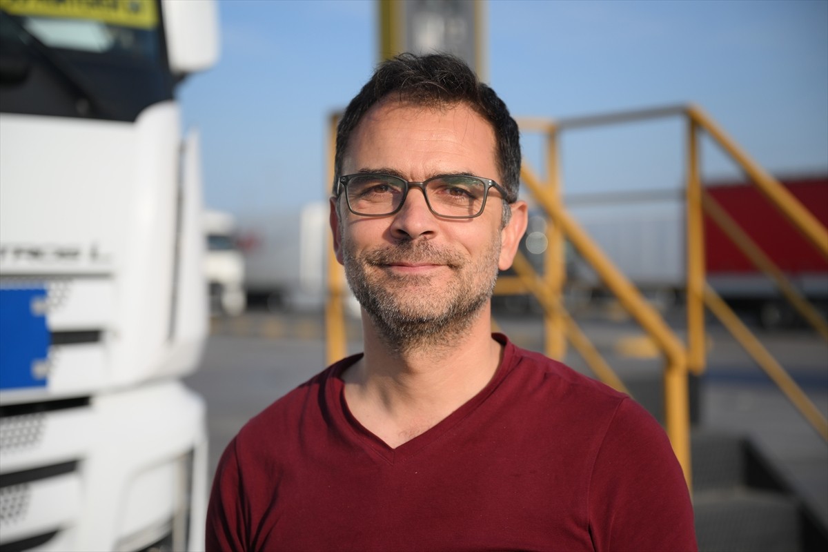 Edirne&#039;de, Kapıkule Sınır Kapısı&#039;ndaki tır parklarında çıkış için sıra bekleyen tır şoförleri...