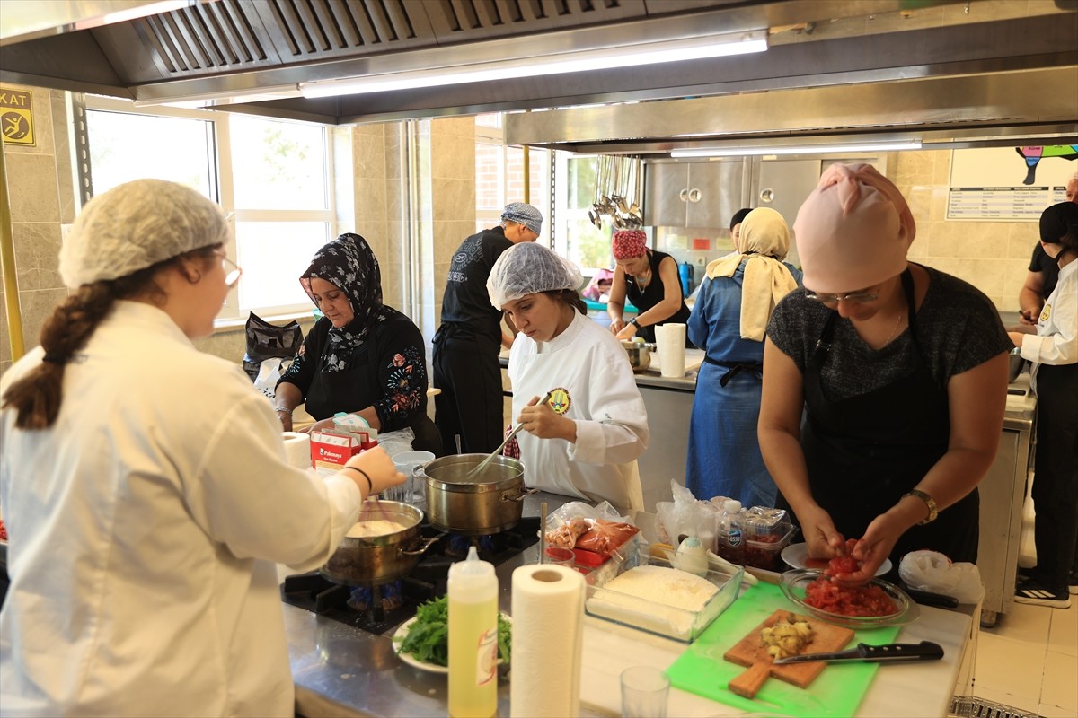 Edirne'de "Aile Yılı" etkinlikleri kapsamında Aileler Yemek Yarışması düzenlendi. Aile ve Sosyal...