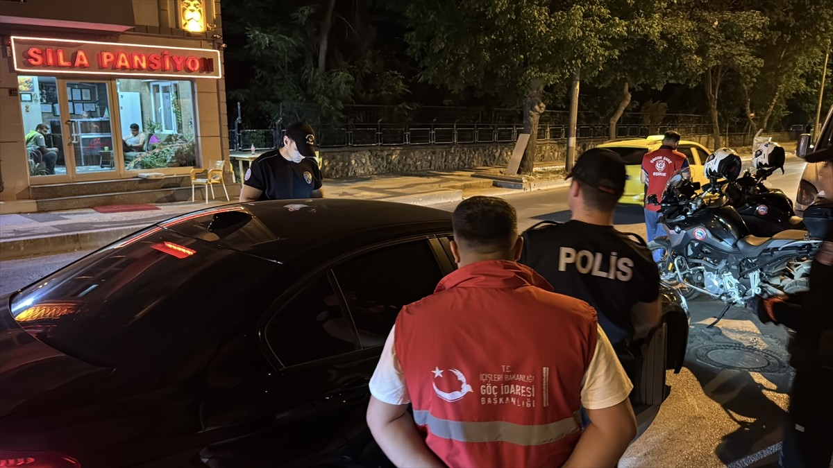 Edirne'de "Düzensiz Göç ile Mücadeleye Yönelik Huzur Uygulaması " kapsamında 13 düzensiz göçmen...