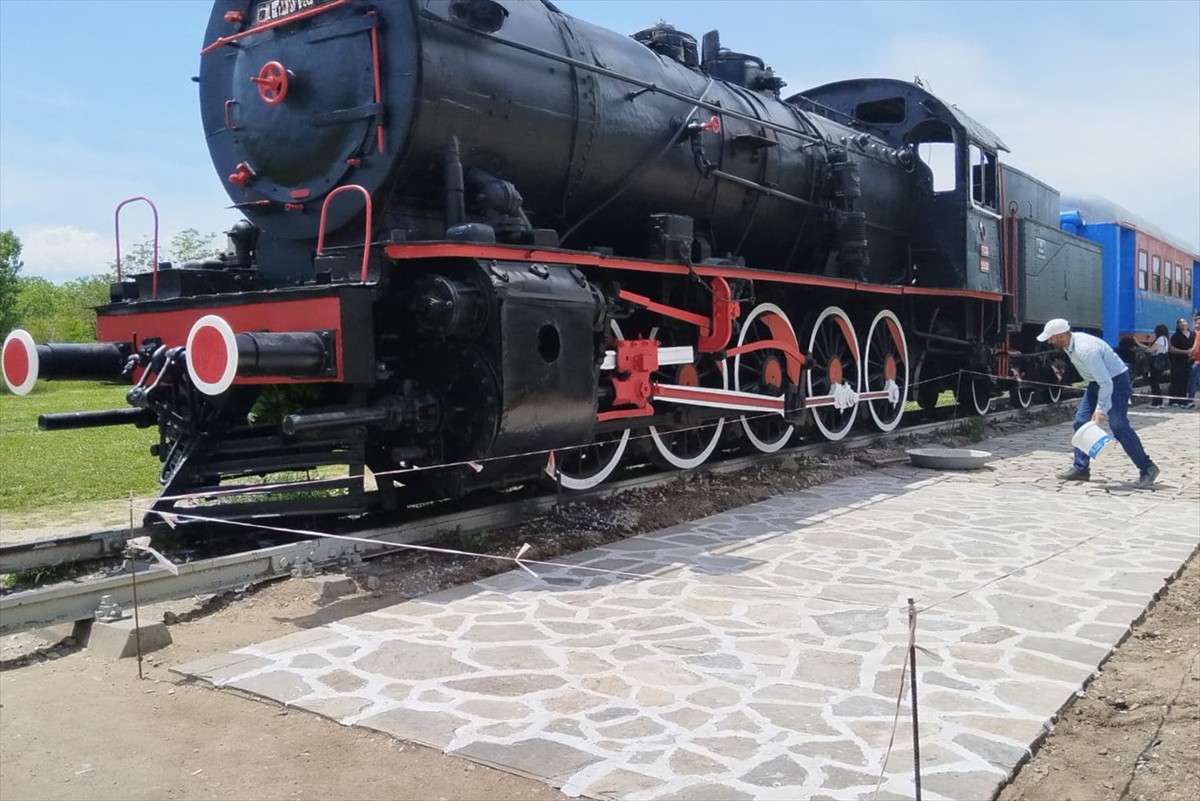 Edirne'de turistlerin sıkça önünde fotoğraf çektirdiği nostaljik kara tren, bakımı tamamlanarak...