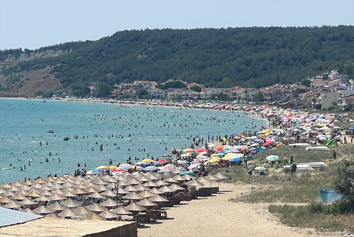 Edirne'nin Ege Denizi kıyısındaki Saros Körfezi'nde, Kurban Bayramı dolayısıyla yoğunluk...