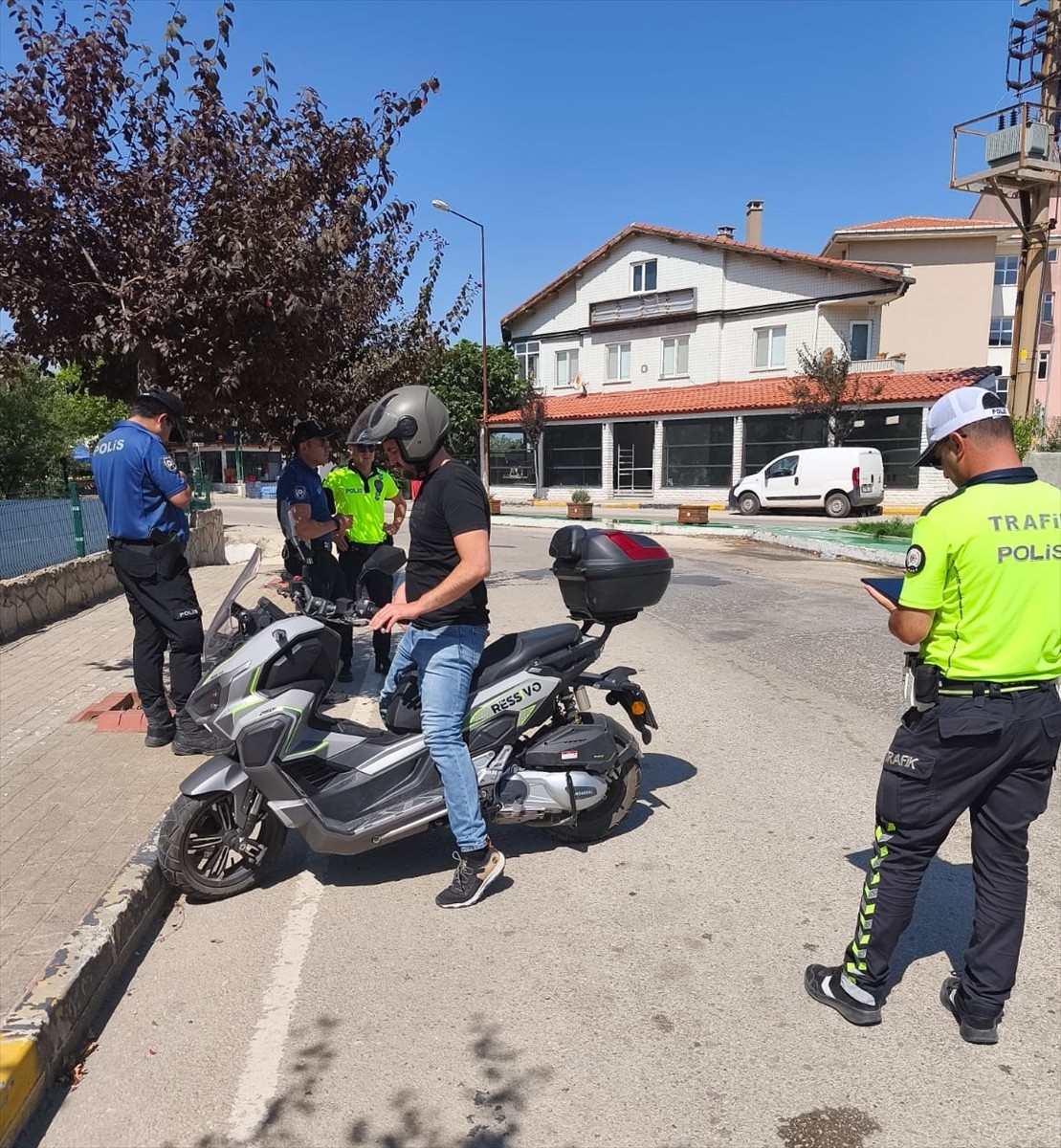 Edirne'nin Keşan ilçesinde motosikletlere yönelik gerçekleştirilen trafik denetimlerinde kural...