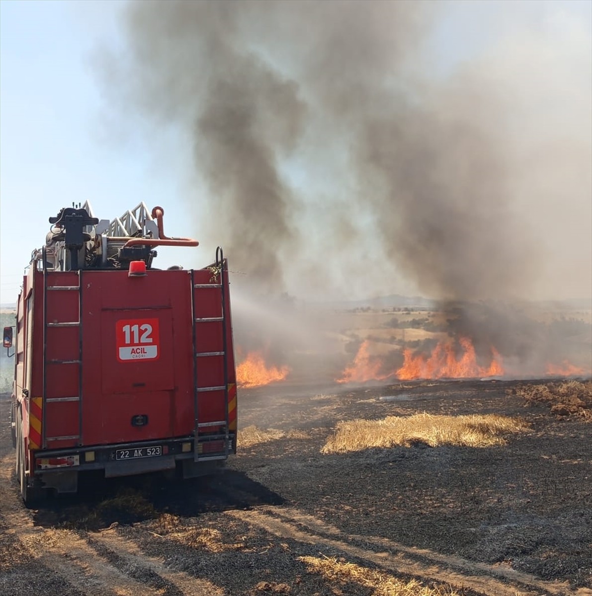 Edirne'nin Lalapaşa ilçesinde anızda başlayıp daha sonra 3 metruk eve sıçrayan yangın...