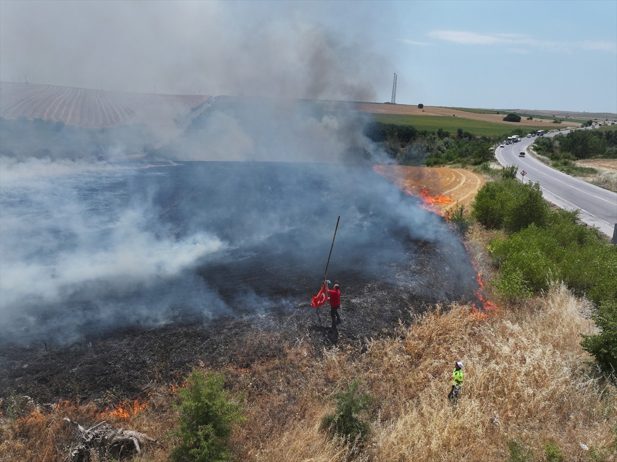 Edirne'nin Lalapaşa ilçesinde balya yüklü römorktan tarım arazilerine sıçrayan yangın kontrol...