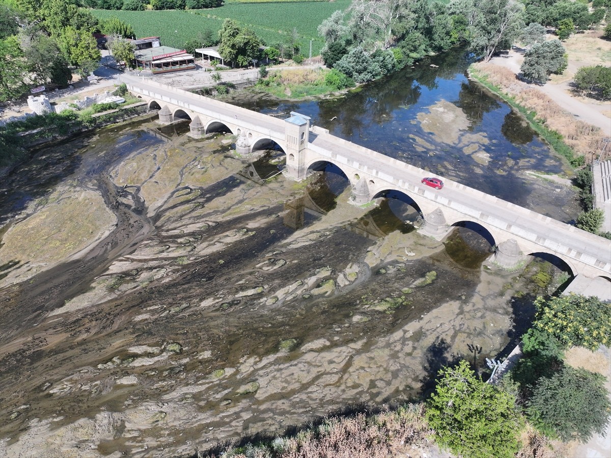 Edirne'nin önemli su kaynaklarından Tunca Nehri'nde, kuraklık ve aşırı sıcaklara bağlı...