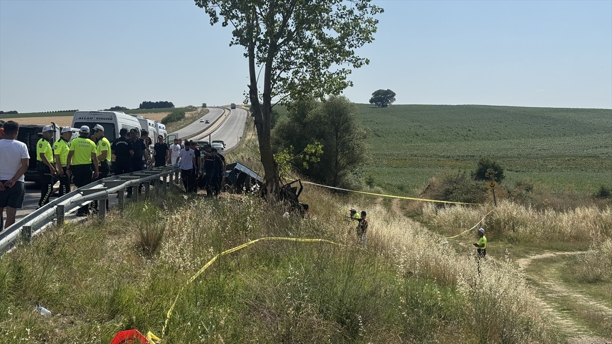 Edirne'nin Uzunköprü ilçesinde otomobilin ağaca çarpması sonucu 5 kişi öldü, 1 kişi...