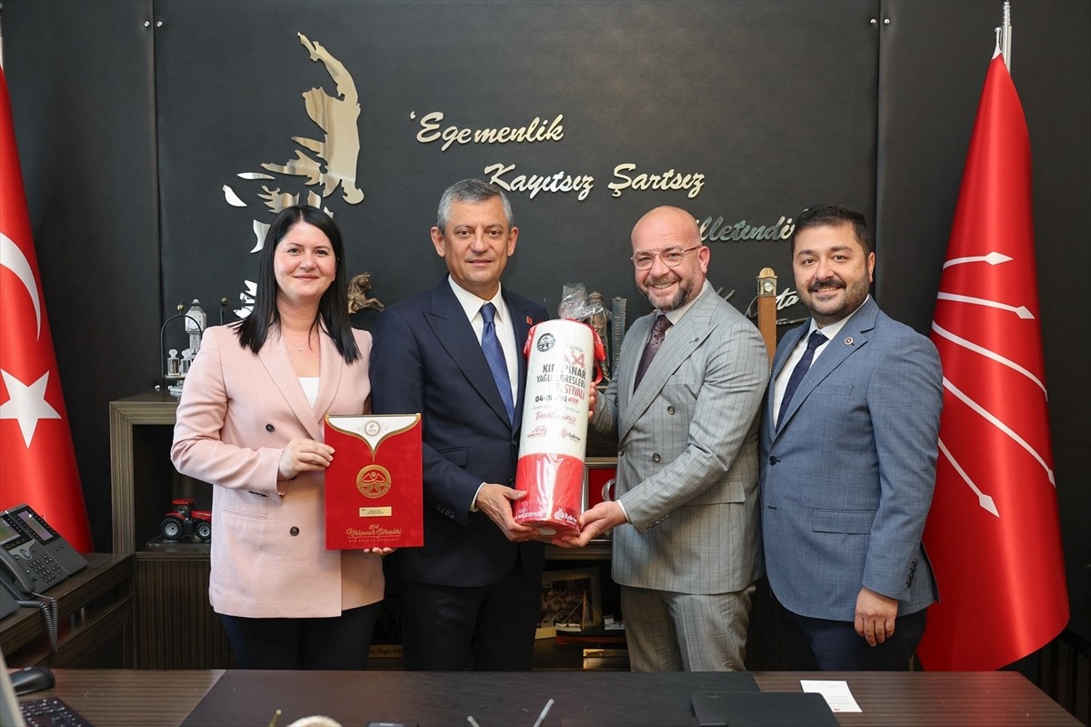 Edirne Belediye Başkanı Filiz Gencan Akın (solda), CHP Genel Başkanı Özgür Özel'i, 4-6 Temmuz...