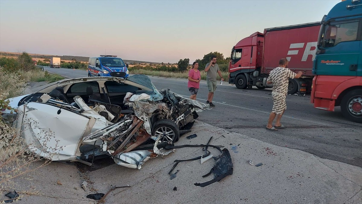 Edirne’de Hamzabeyli Sınır Kapısı yolunda park halindeki tıra çarpan otomobilin sürücüsü ağır...