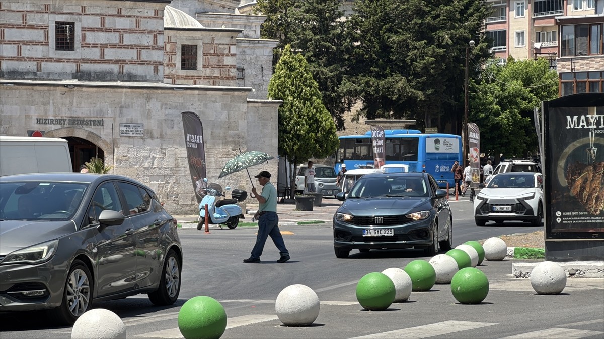 Edirne, Kırklareli ve Tekirdağ'da etkili olan sıcak hava günlük yaşamı olumsuz etkiliyor....