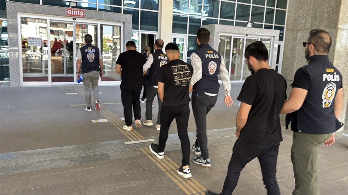 Edirne merkezli 4 ilde, iş bulma vaadiyle dolandırıcılık yaptıkları belirlenen 10 şüpheli...