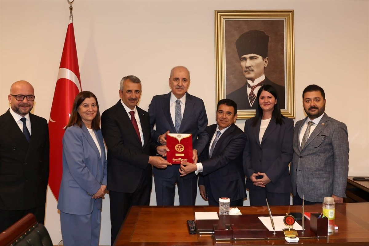 Edirne Valisi Yunus Sezer (sağ 2) ve Belediye Başkanı Filiz Gencan Akın (solda), Cumhurbaşkanı...