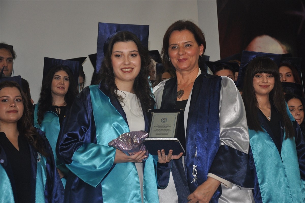 Ege Üniversitesi (EÜ) Ödemiş Sağlık Bilimleri Fakültesi'nden mezun olan öğrenciler törenle...