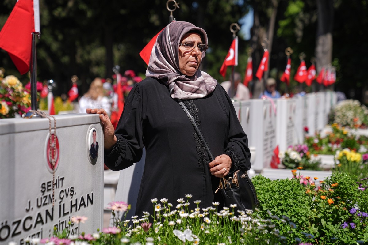 ehit aileleri, Kurban Bayramı arifesinde Edirnekapı Şehitliği'ni ziyaret ederek, Kur'an-ı Kerim...