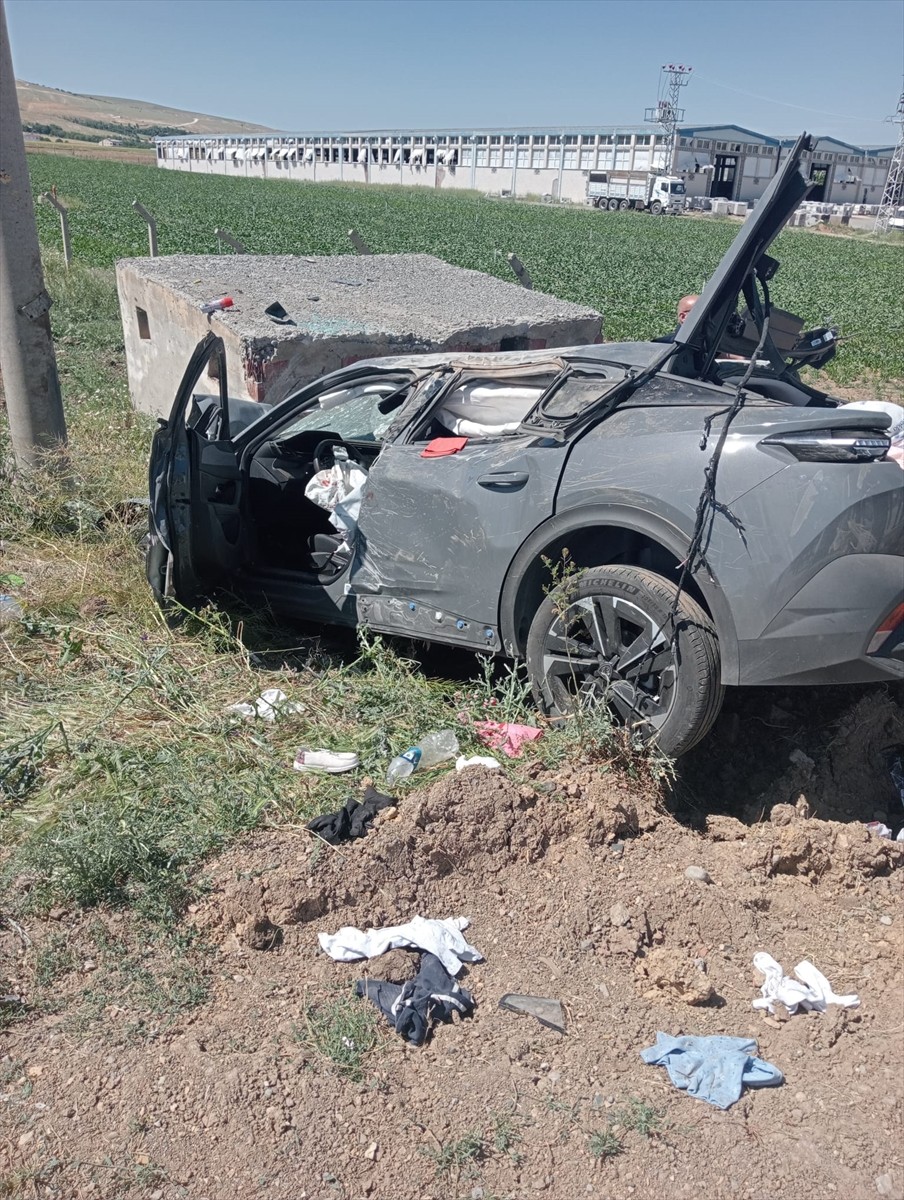 Elazığ'ın Kovancılar ilçesinde otomobilin şarampole devrilmesi sonucu 2'si çocuk 4 kişi...
